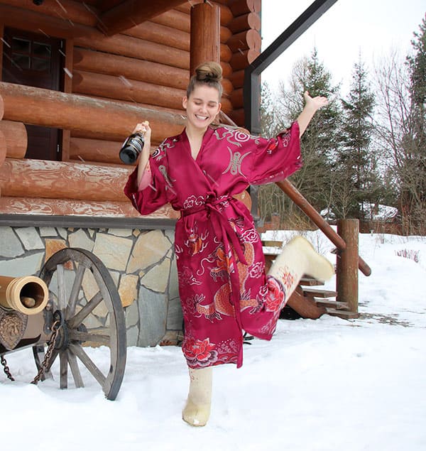 Голая девица отмечает НГ на даче 2 фото