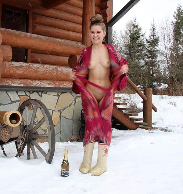 Голая девица отмечает НГ на даче 4 фото