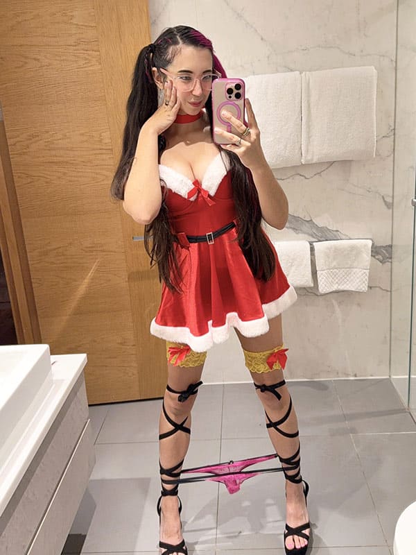 Голые девушки у новогодней ёлки 35 фото