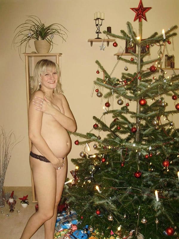Голые девушки у новогодней ёлки 41 фото