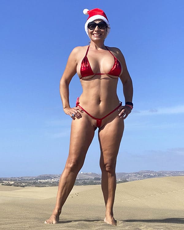 Голые девушки у новогодней ёлки 70 фото