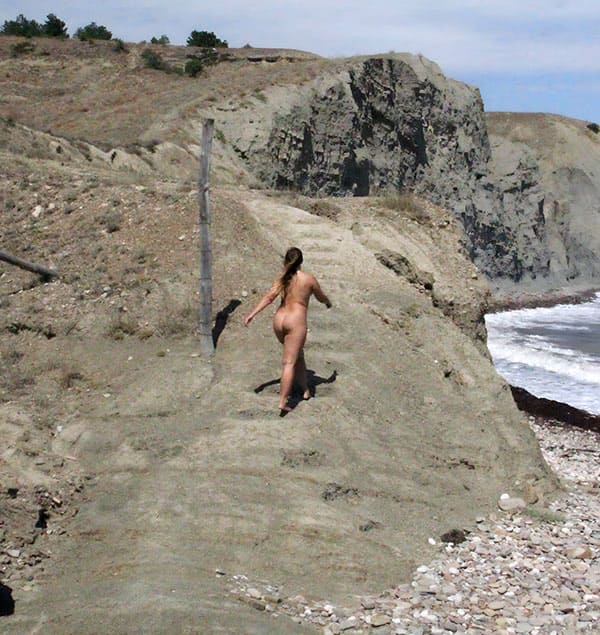 Пухлая нудистка гуляет с вибратором 48 фото