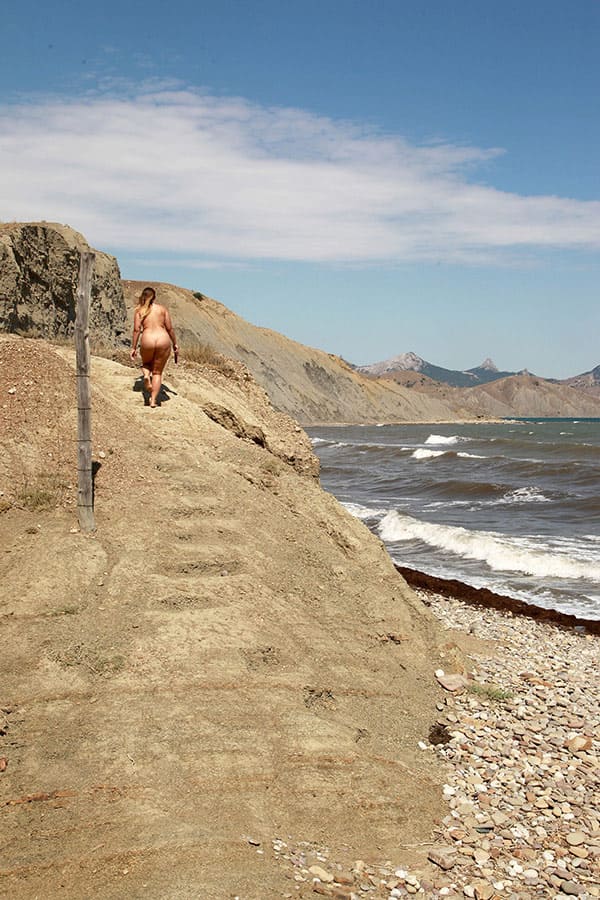 Пухлая нудистка гуляет с вибратором 50 фото