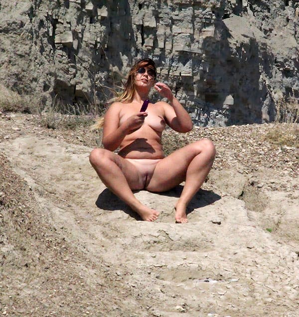 Пухлая нудистка гуляет с вибратором 58 фото