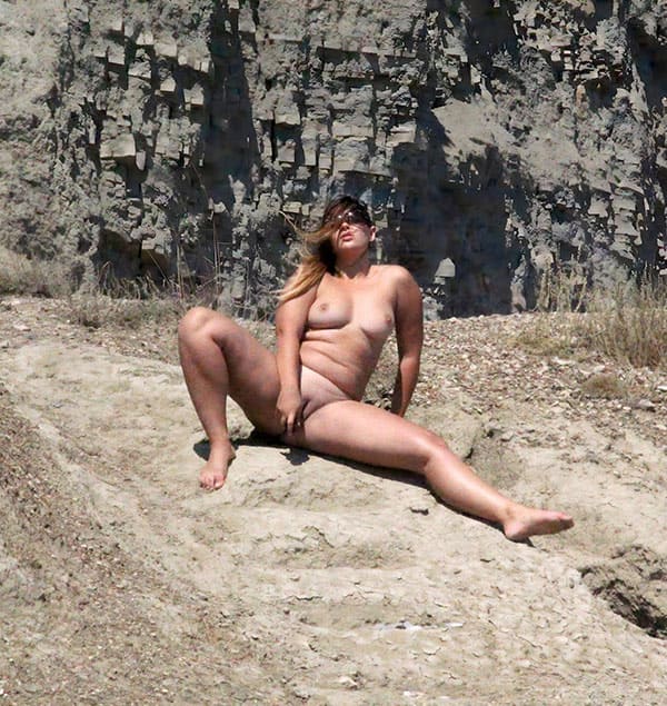 Пухлая нудистка гуляет с вибратором 70 фото