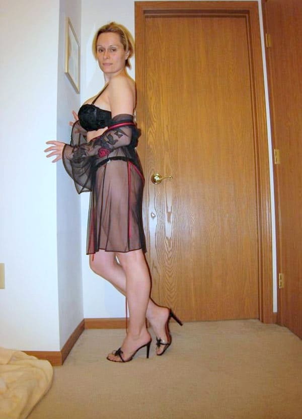 Зрелка в трусах с доступом к пизде 5 фото