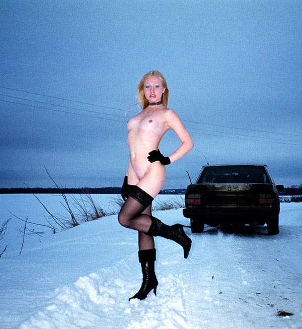 Голая блондинка на окраине зимнего поселка 23 фото
