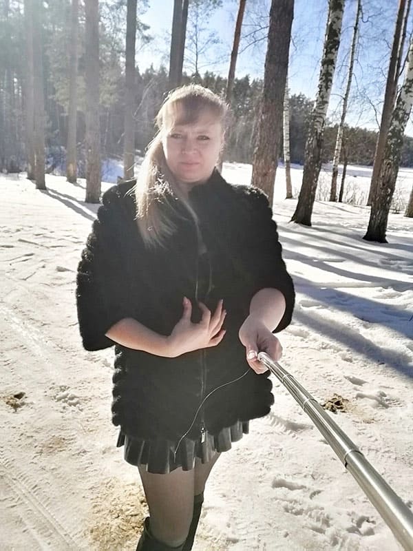 Русская мамка с анальной пробкой на морозе 1 фото