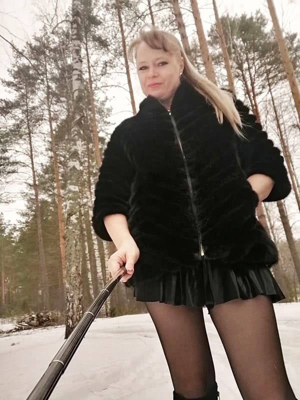 Русская мамка с анальной пробкой на морозе 2 фото