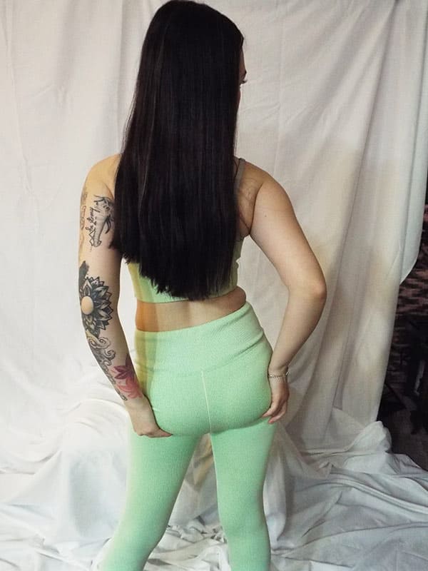 Молодая попа в лосинах 10 фото