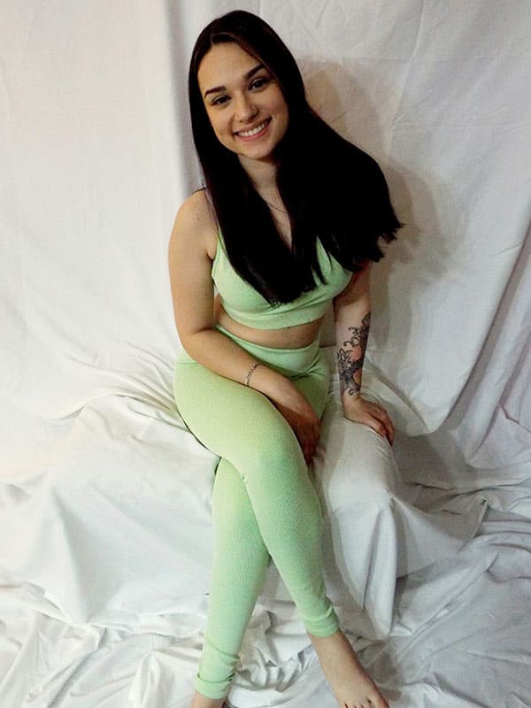 Молодая попа в лосинах 2 фото