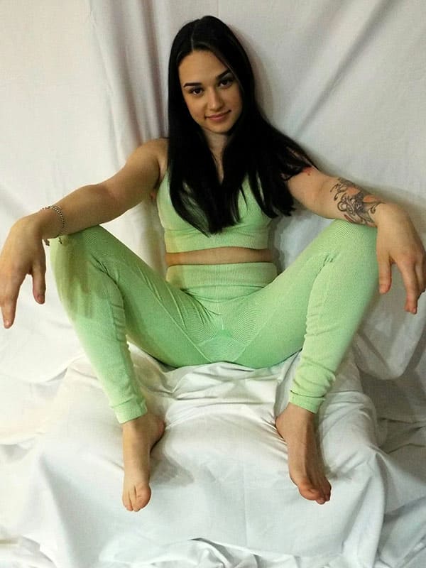 Молодая попа в лосинах 3 фото