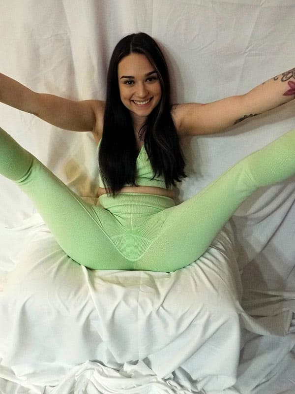 Молодая попа в лосинах 4 фото