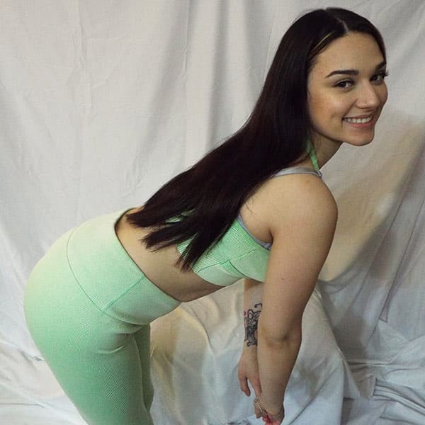 Молодая попа в лосинах 7 фото