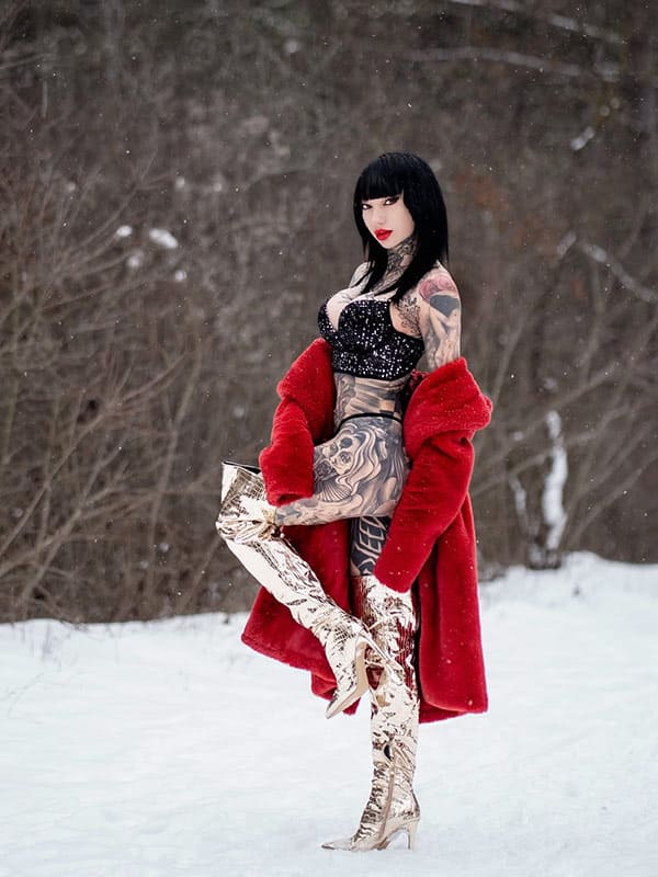 Татуированная шлюшка в зимнем лесу 1 фото