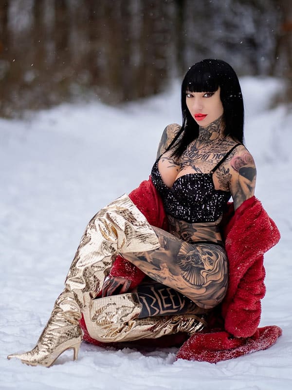 Татуированная шлюшка в зимнем лесу 2 фото