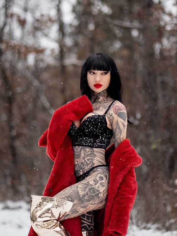 Татуированная шлюшка в зимнем лесу 3 фото