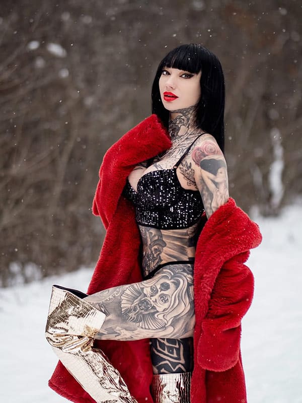 Татуированная шлюшка в зимнем лесу 4 фото