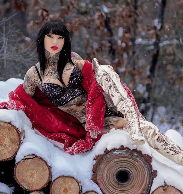 Татуированная шлюшка в зимнем лесу 6 фото