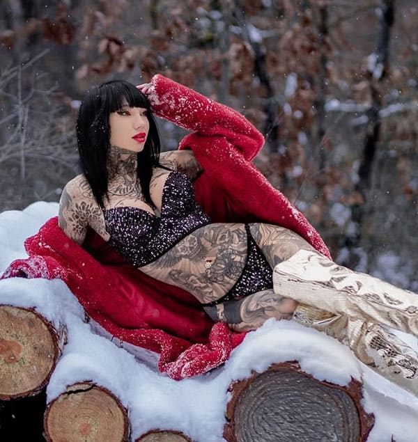 Татуированная шлюшка в зимнем лесу 7 фото