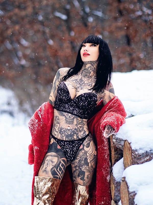 Татуированная шлюшка в зимнем лесу 8 фото