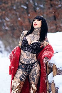 Татуированная шлюшка в зимнем лесу