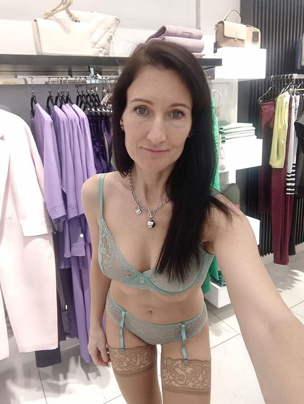 Продавщица магазина одежды присланное 1 фото