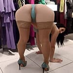 Продавщица магазина одежды присланное