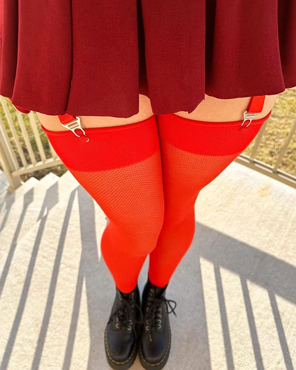 Молодая пышка в очень короткой юбке 3 фото