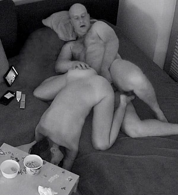 Семейный секс попал на вебку 25 фото