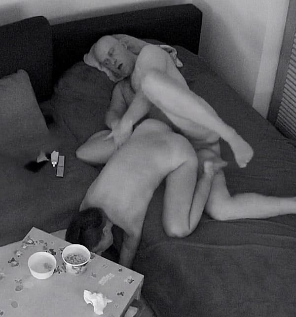 Семейный секс попал на вебку 26 фото