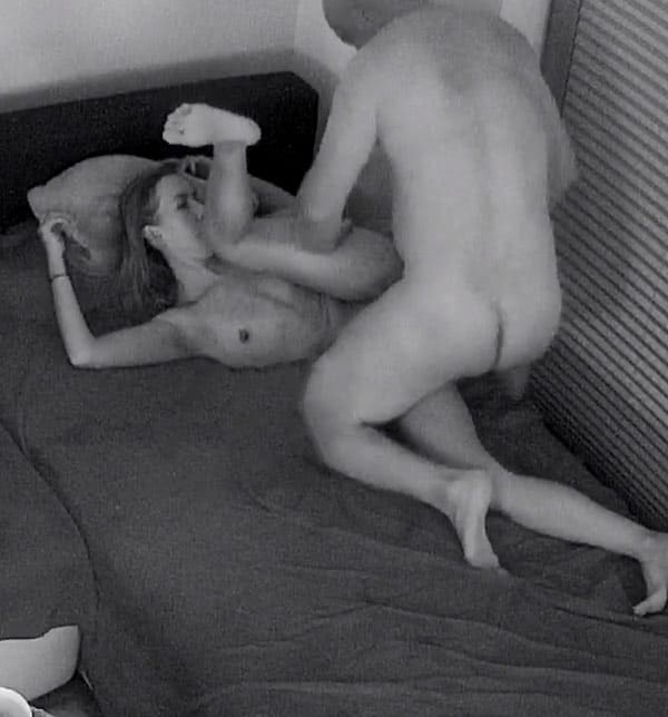 Семейный секс попал на вебку 33 фото