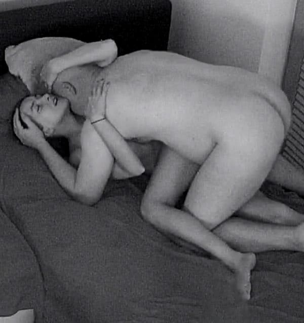 Семейный секс попал на вебку 35 фото