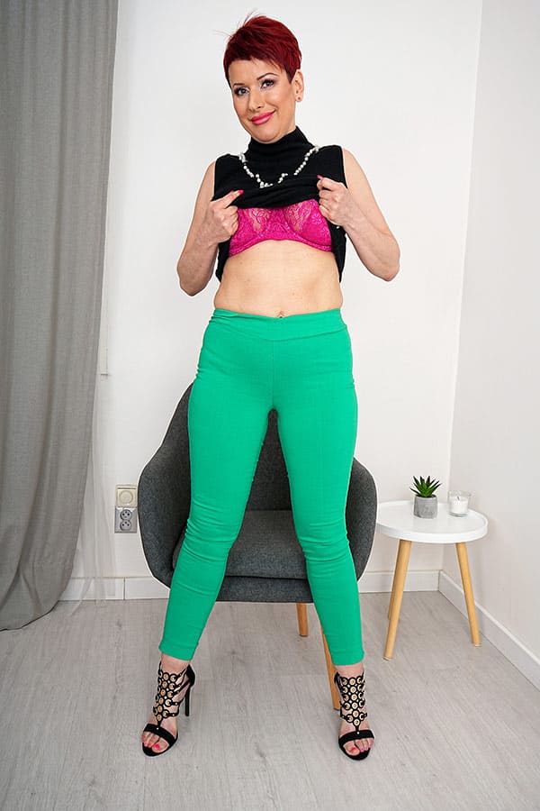 Мамина подруга разделась догола 9 фото