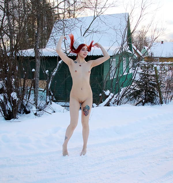 Девушка в кокошнике ходит по зимней деревне голая 22 фото