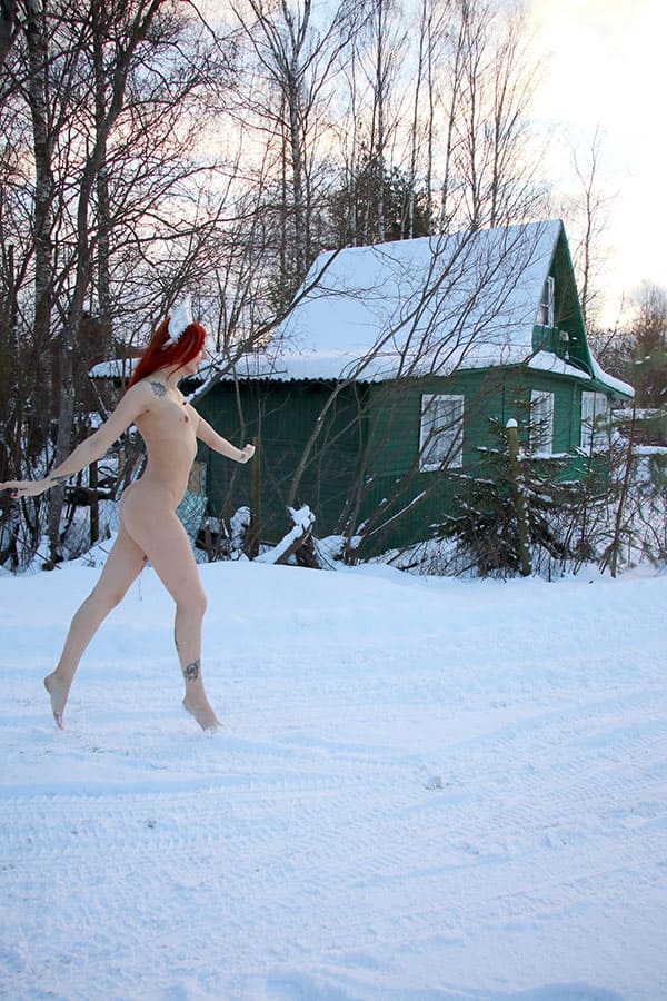 Девушка в кокошнике ходит по зимней деревне голая 49 фото