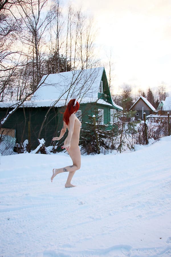 Девушка в кокошнике ходит по зимней деревне голая 50 фото