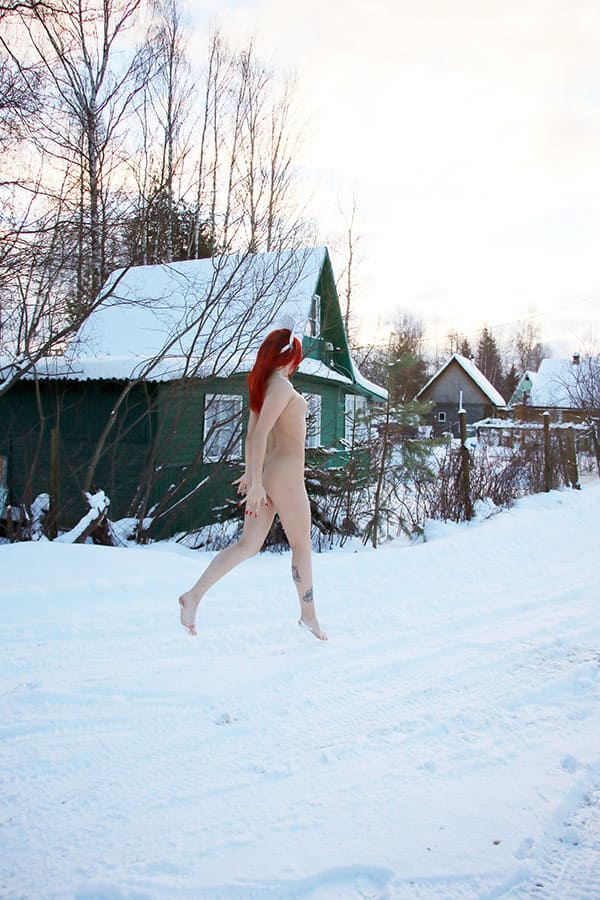 Девушка в кокошнике ходит по зимней деревне голая 51 фото