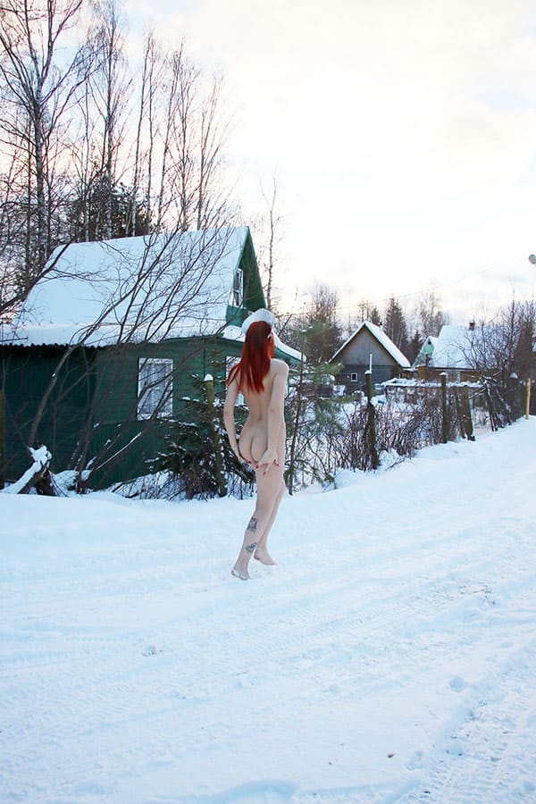 Девушка в кокошнике ходит по зимней деревне голая 52 фото