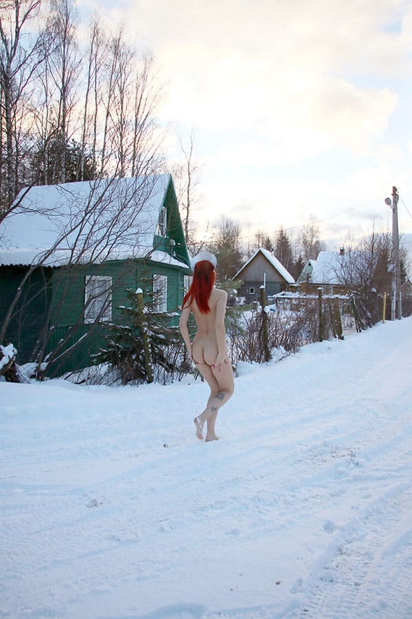 Девушка в кокошнике ходит по зимней деревне голая 53 фото