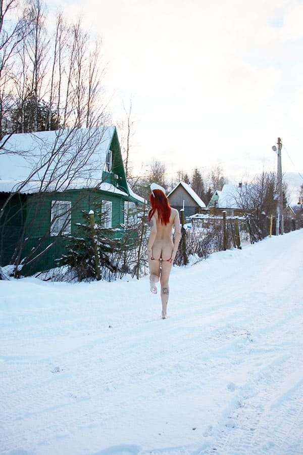 Девушка в кокошнике ходит по зимней деревне голая 54 фото