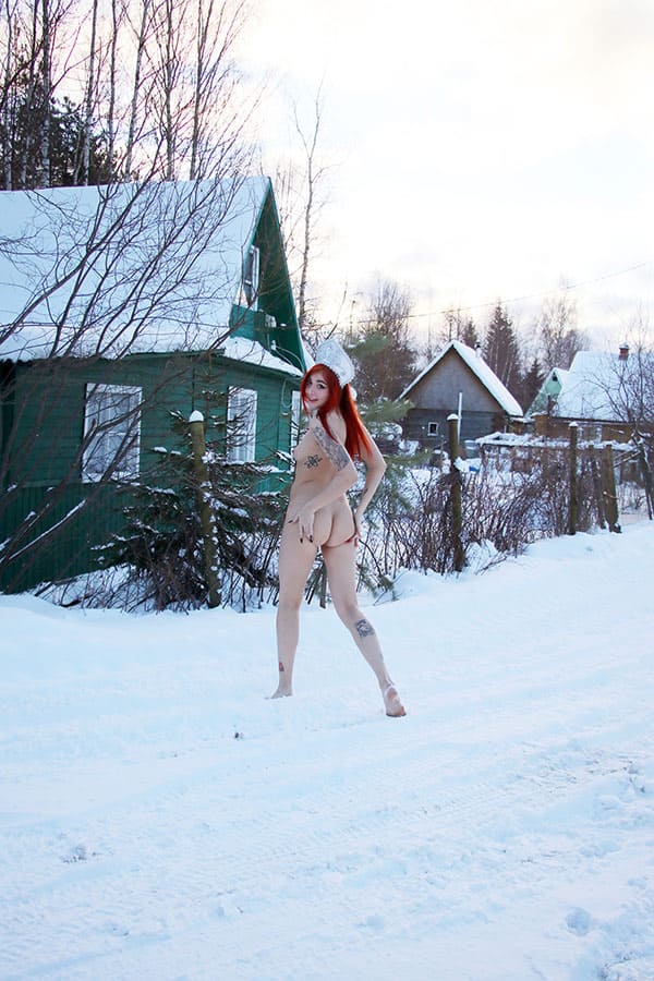 Девушка в кокошнике ходит по зимней деревне голая 55 фото