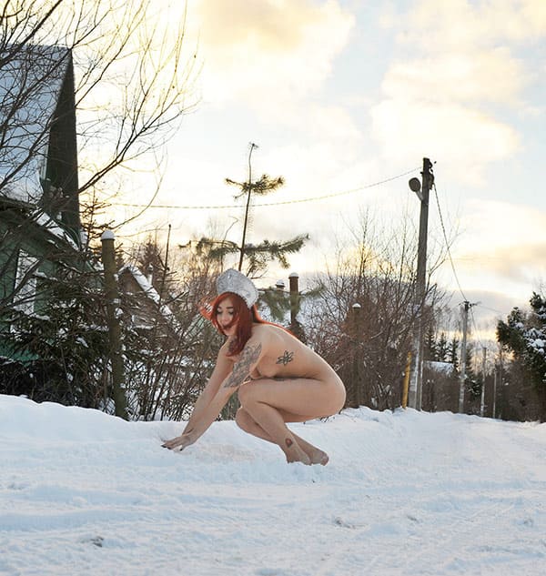 Девушка в кокошнике ходит по зимней деревне голая 57 фото