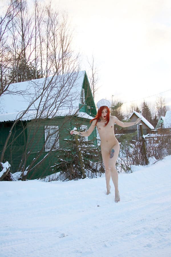 Девушка в кокошнике ходит по зимней деревне голая 61 фото