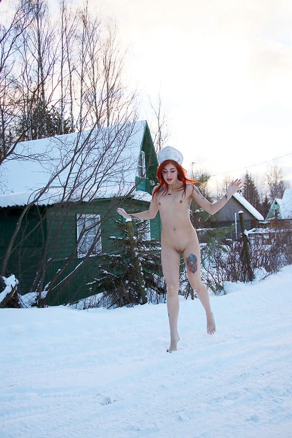 Девушка в кокошнике ходит по зимней деревне голая 63 фото