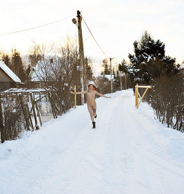 Девушка в кокошнике ходит по зимней деревне голая 7 фото