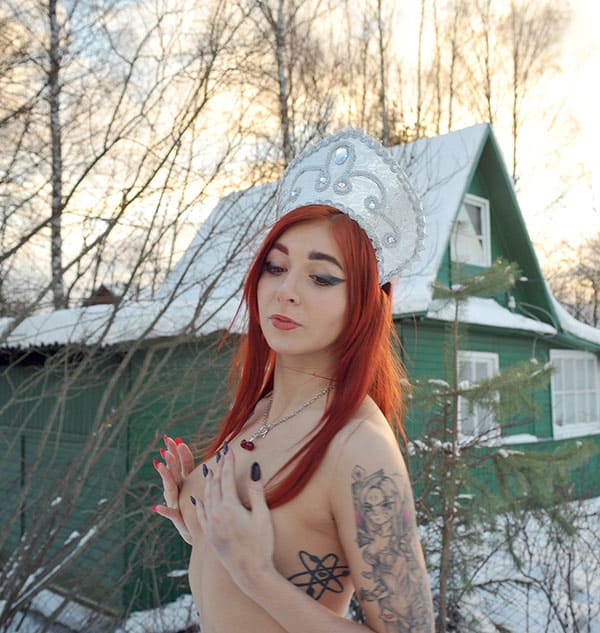 Девушка в кокошнике ходит по зимней деревне голая 82 фото