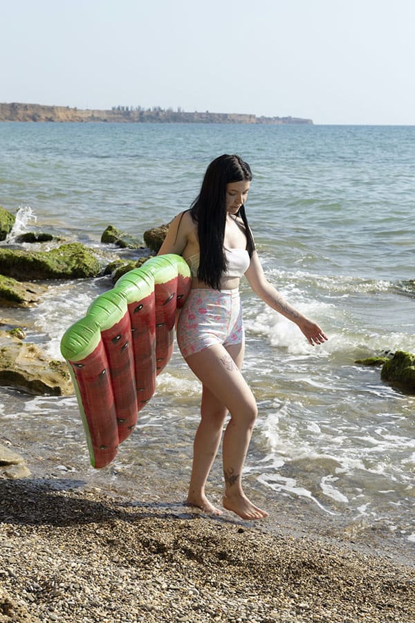 Молодая нудистка дрочит киску на пляже 6 фото