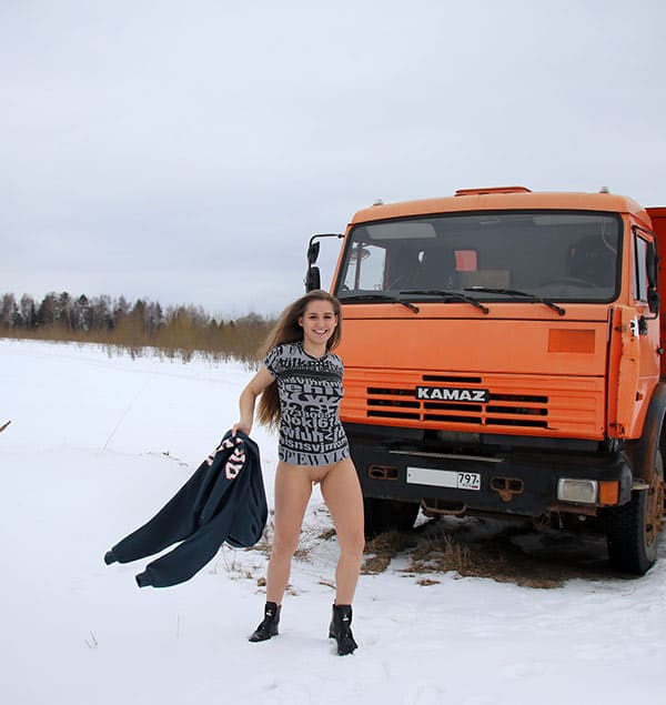 Голая девушка возле Камаза 12 фото