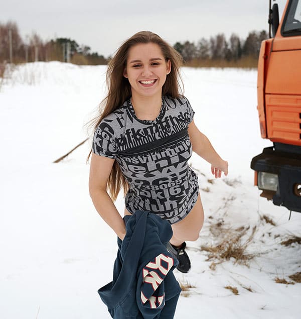 Голая девушка возле Камаза 15 фото